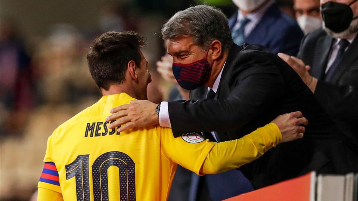 Un abbraccio tra Lionel Messi e Joan Laporta ai tempi del Barcellona