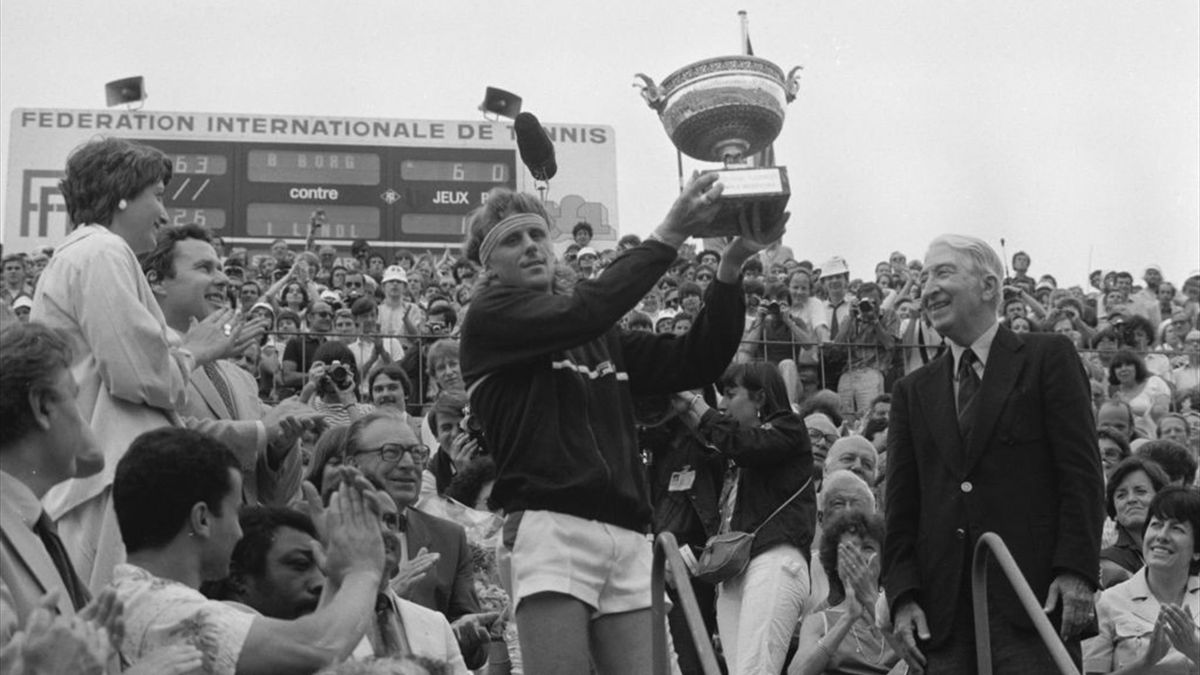 Bjorn Borg in trionfo dopo la finale vinta contro Ivan Lendl - Roland Garros 1981