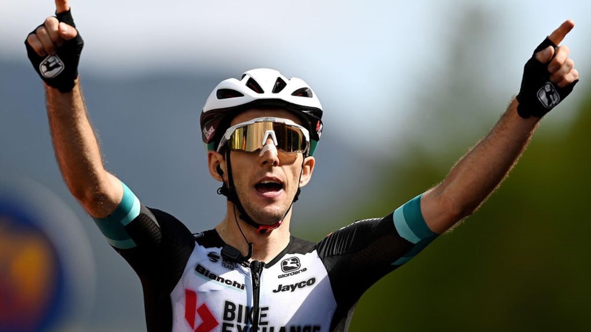 Simon Yates esulta per il successo di Alpe di Mera - Giro d'Italia 2021