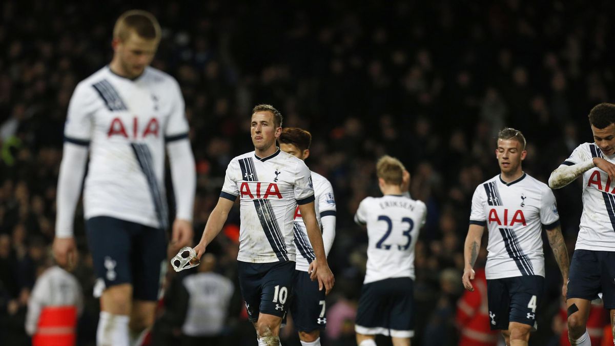 Tottenham Hotspur's English striker Harry Kane (2nd L) and teammates react at the final whistle in the English Premier League football match between West Ham United and Tottenham Hotpsur at The Boleyn Ground in Upton Park, in east London on March 2, 2016.