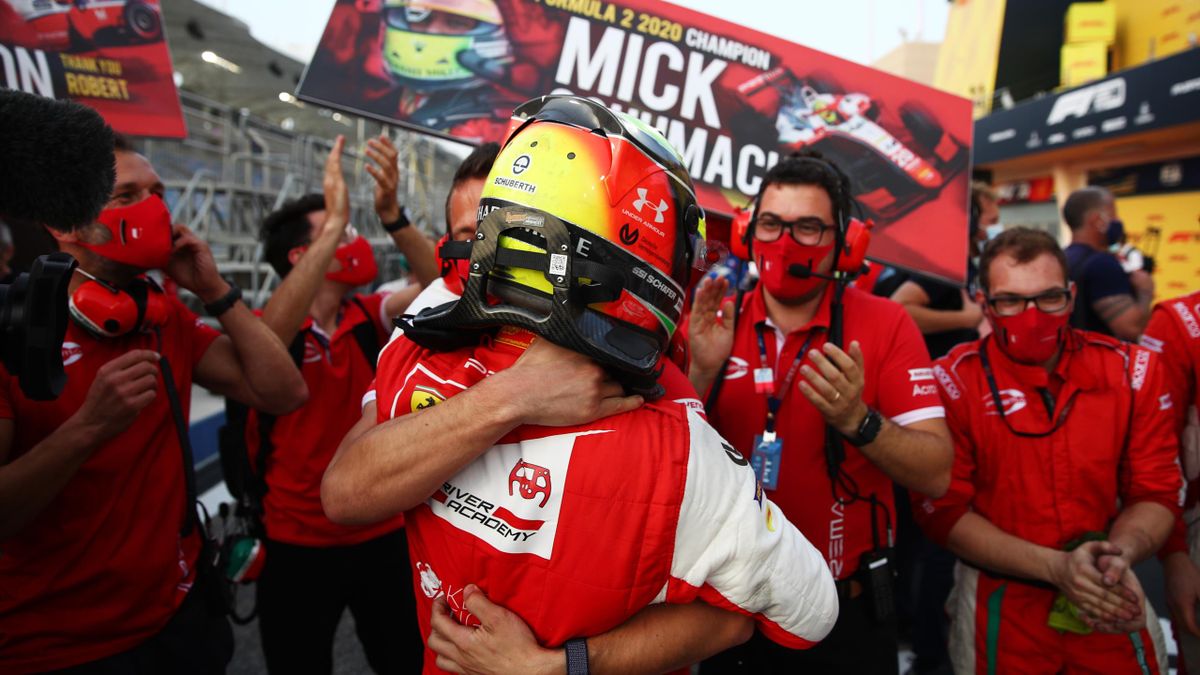 Mick Schumacher jubelt über den WM-Titel in der Formel 2