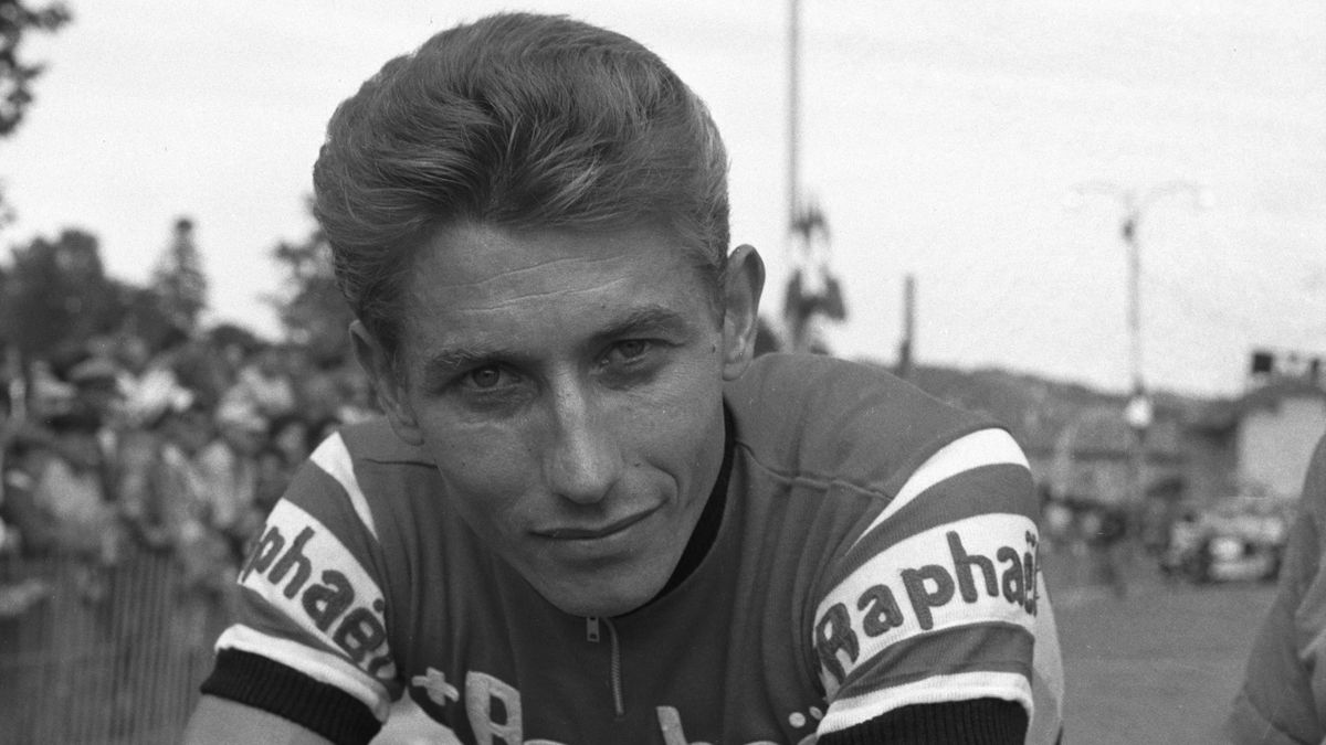 Tour de France 1962 : le public découvre les sponsors sur les maillots. Ici, le futur vainqueur de l'épreuve, Jacques Anquetil.