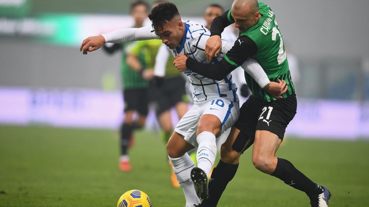 Vlad Chiricheș, în duel cu Lautaro Martinez, în meciul Sassuolo - Inter