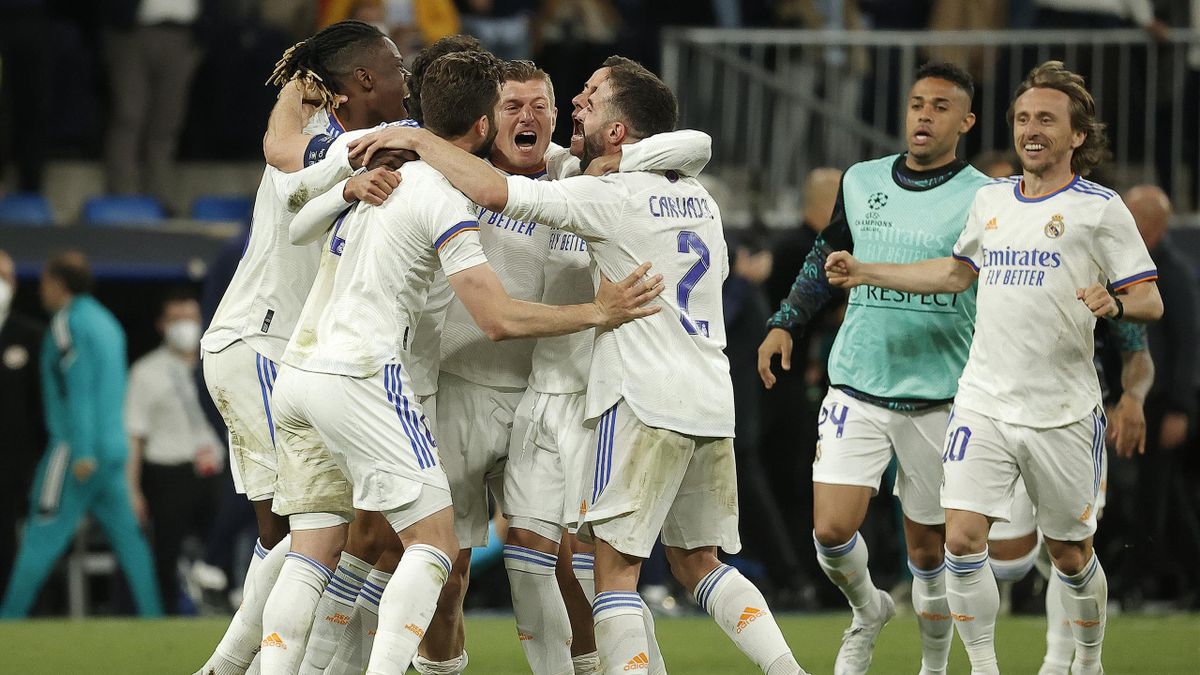 Players of Real Madrid celebrate after defeating Manchester City in the UEFA Champions League Semi Final second leg match at Santiago Bernabeu Stadium on May 4, 2022 in Madrid, Spain. Los Merengues make it to final with 6-5 aggregate win after beating Man
