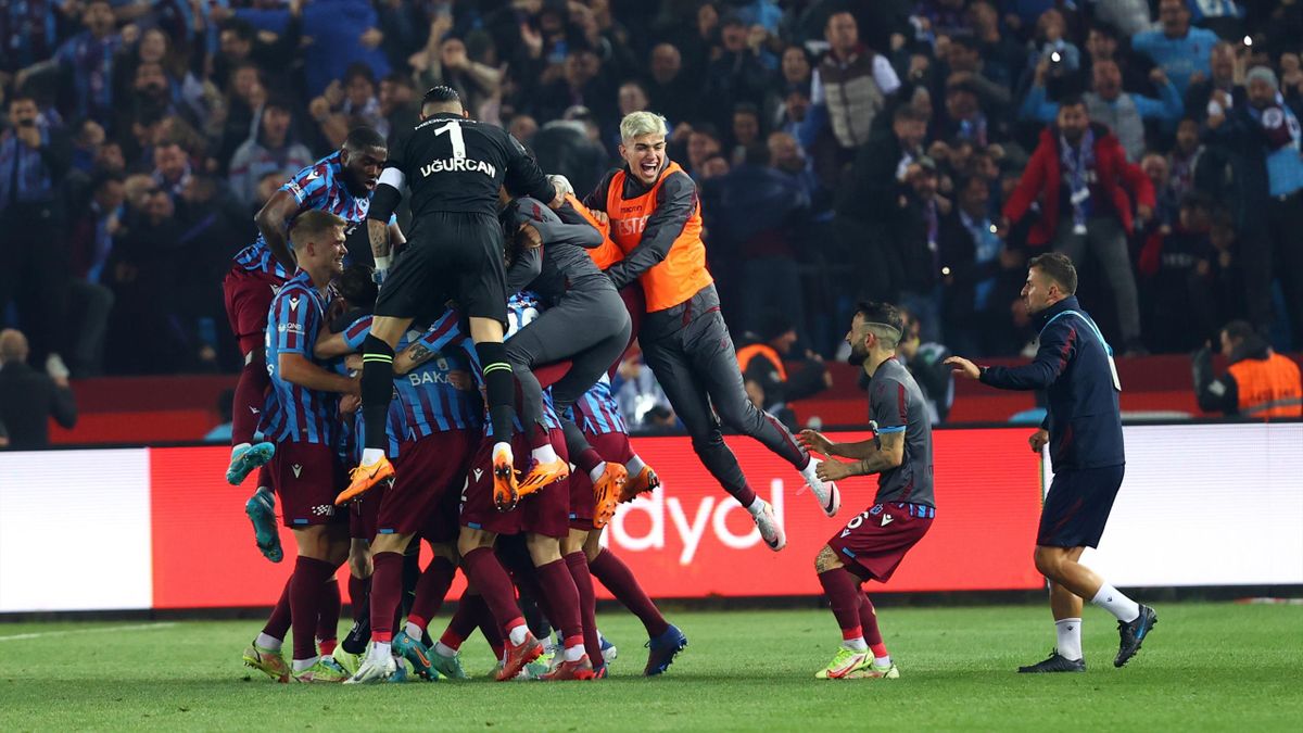 Die Spieler von Trabzonspor bejubeln die vorzeitige Meisterschaft