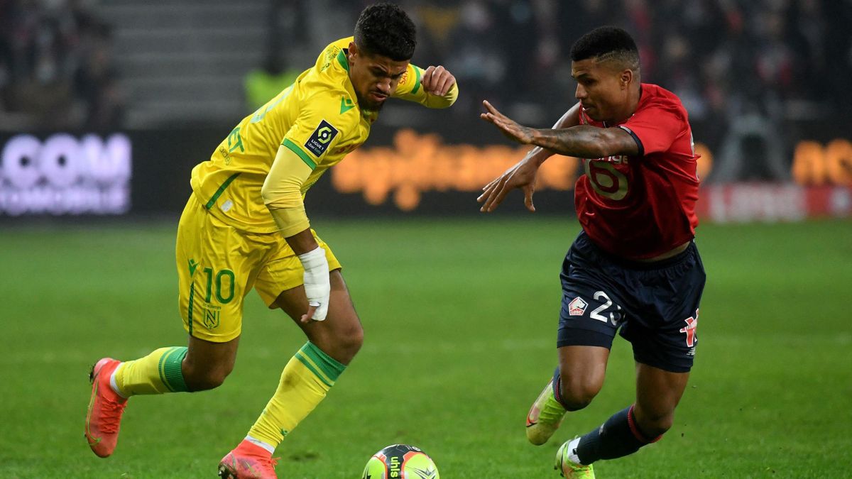 Ludovic Blas tente d'échapper à Reinildo, lors de la 15e journée de Ligue 1 entre Lille et Nantes