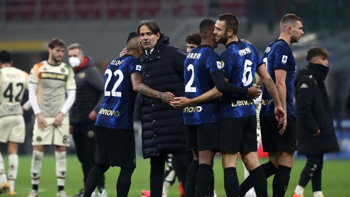 Simone Inzaghi festeggia con i giocatori al termine di Inter-Venezia - Serie A 2021-22