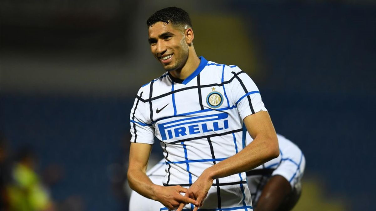 Achraf Hakimi esulta dopo il gol - Crotone-Inter Serie A 2020-21