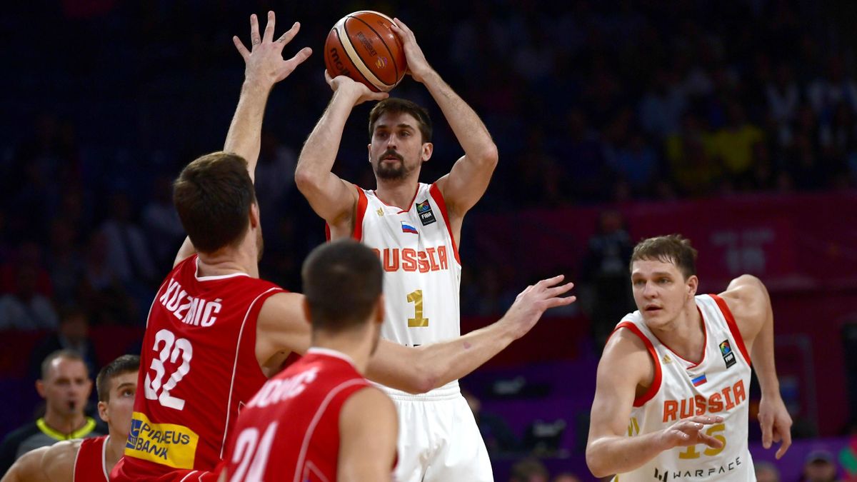 Shved realiza un lanzamiento durante las semifinales del Eurobasket entre Rusia y Serbia