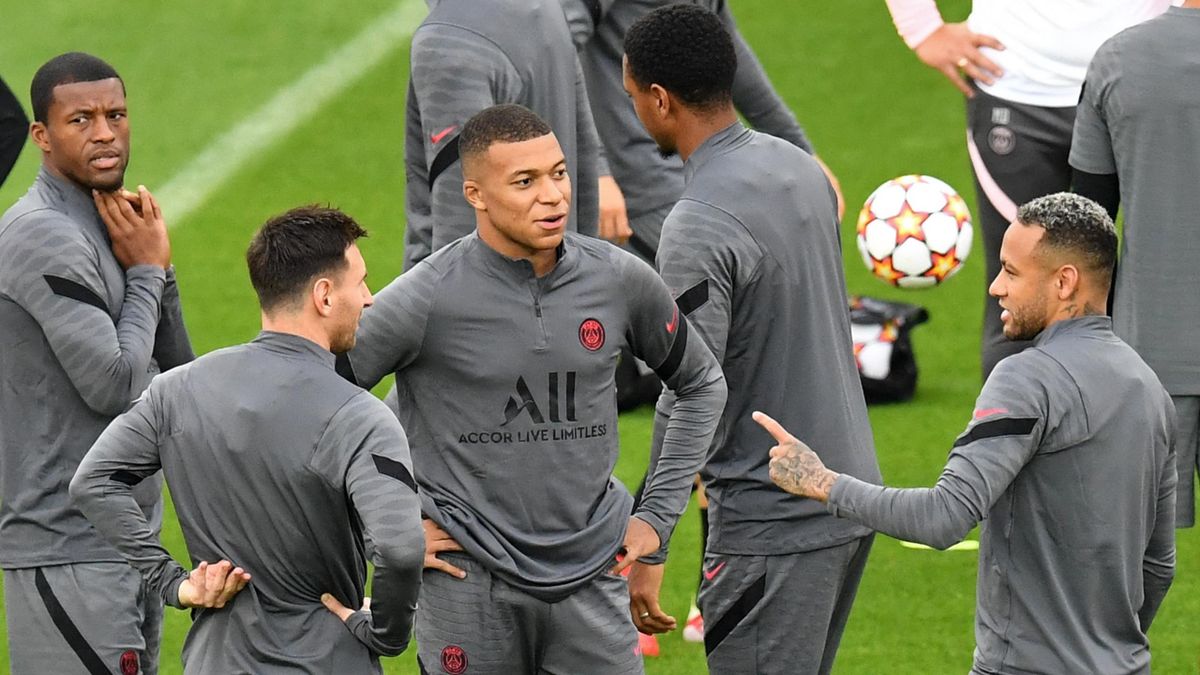 Paris Saint-Germain's Argentinian forward Lionel Messi (2ndL), Paris Saint-Germain's French forward Kylian Mbappe (C) and Paris Saint-Germain's Brazilian forward Neymar (R) chat on the pitch during a training session at The Jan Breydel Stadium in Bruges o