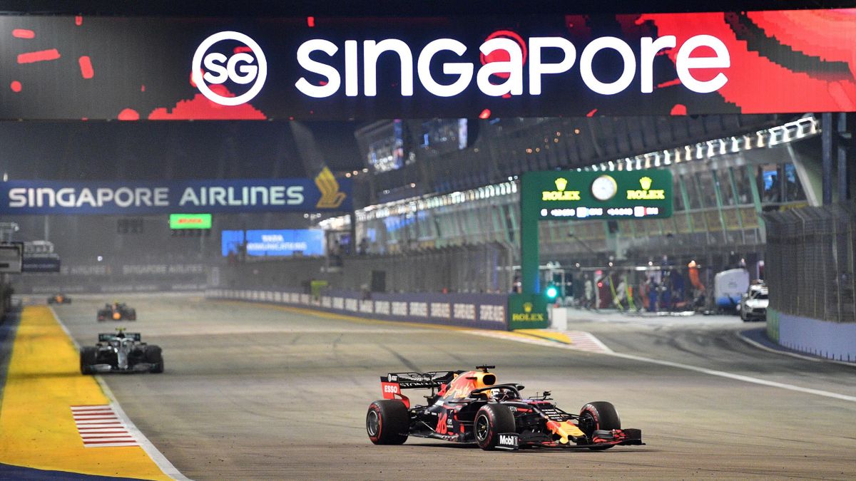 Max Verstappen (r.) beim Großen Preis von Singapur 2019. In den vergangenen beiden Jahren fiel das Nachtrennen aufgrund der Coronavirus-Pandemie aus