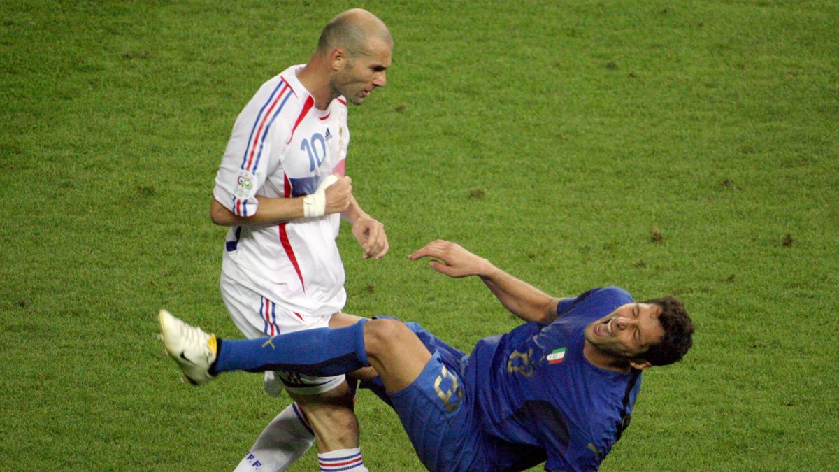 Zinédine Zidane met au sol Materazzi, d'un coup de tête qui a marqué l'histoire du sport français