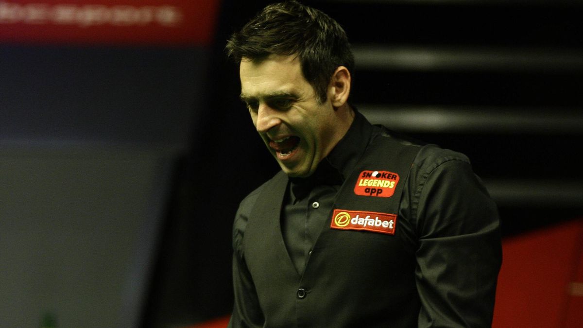 Ronnie O’Sullivan in action at the 2014 World Snooker Championship semi final