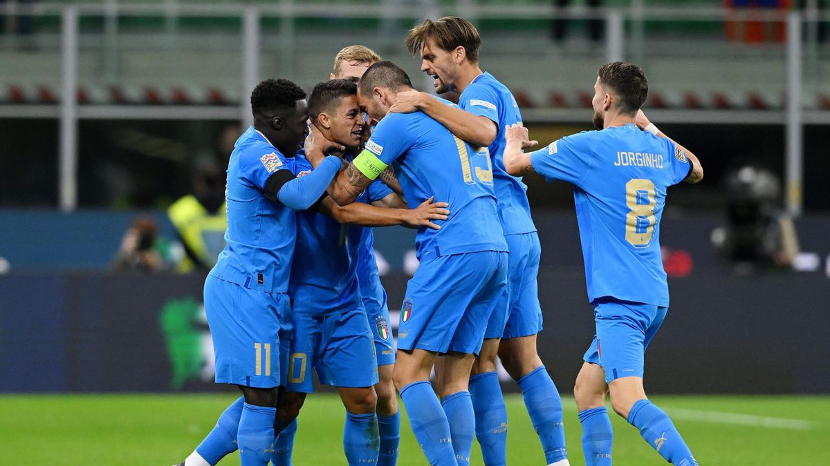 Giacomo Raspadori of Italy celebrates scoring their side's first goal with teammates during the UEFA Nations League League A Group 3 match between Italy and England at San Siro