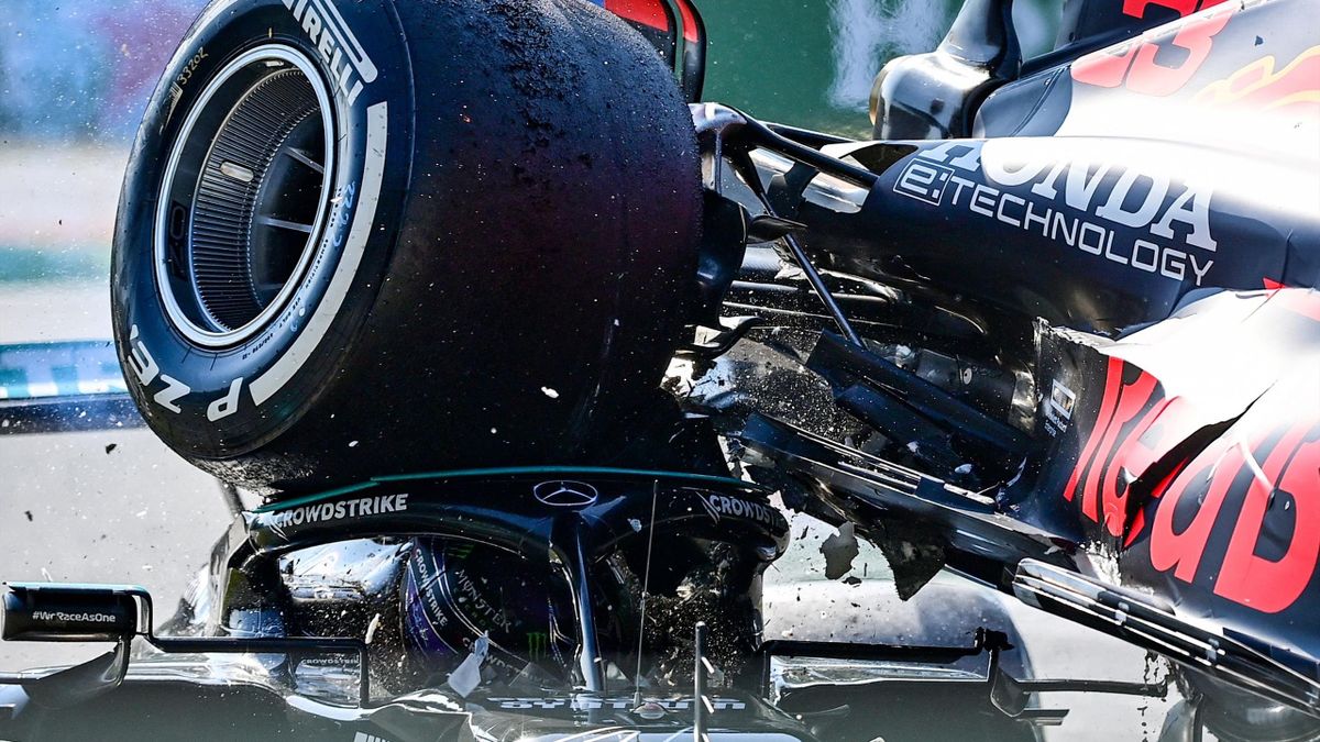 La tête d'Hamilton, écrasée par la roue arrière droite de Verstappen