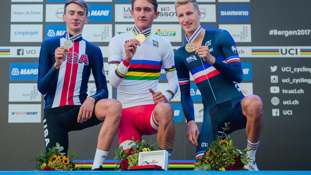 Mikkel Bjerg (C), second placed US's Brandon McNulty (L) and third placed France's Corentin Ermenault