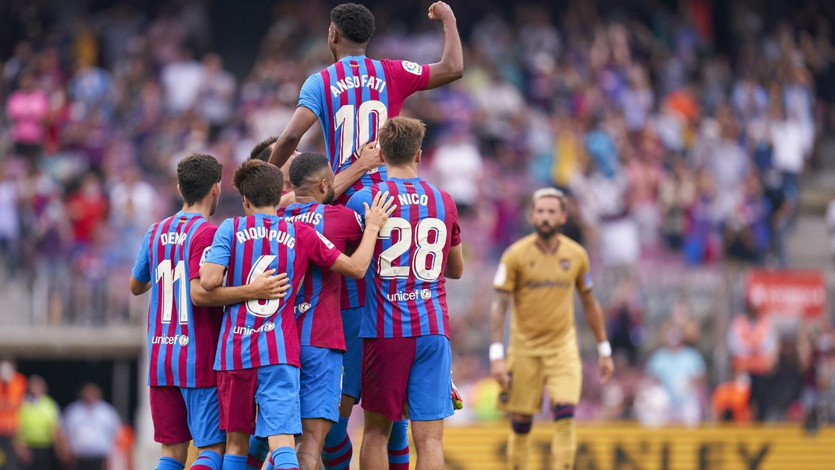 Ansu Fati porté en triomphe par tous ses coéquipiers du Barça