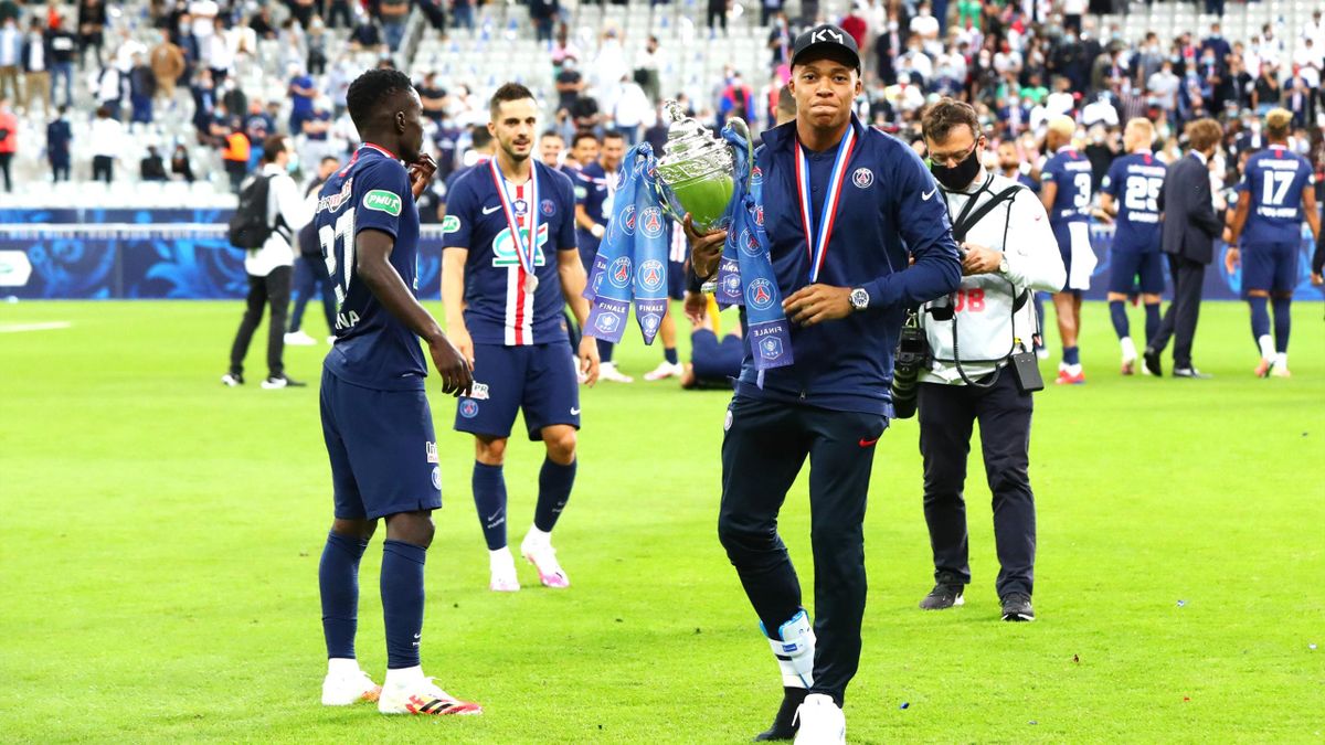 Kylian Mbappé (r.) verletzt sich im Pokal-Finale