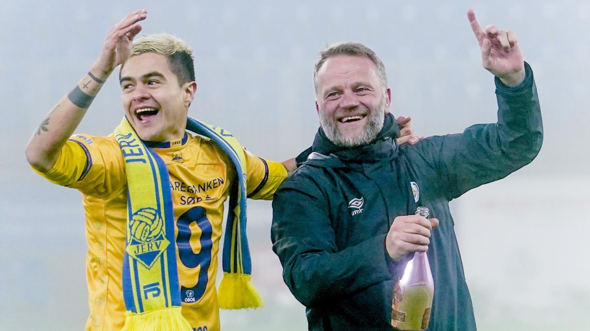 Diego Campos og Arne Sandstø feirer opprykket til Eliteserien.