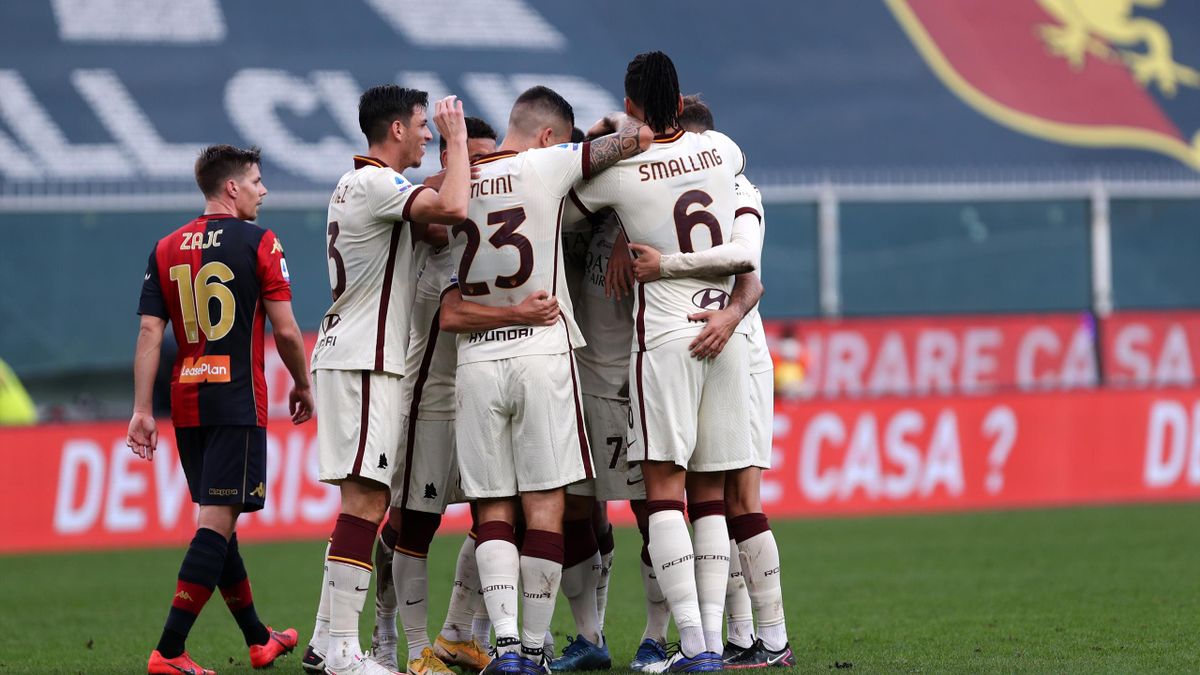 L'abbraccio collettivo dei giocatori della Roma per il gol di Mkhitaryan, Genoa-Roma, Serie A 2020-2021, Getty Images