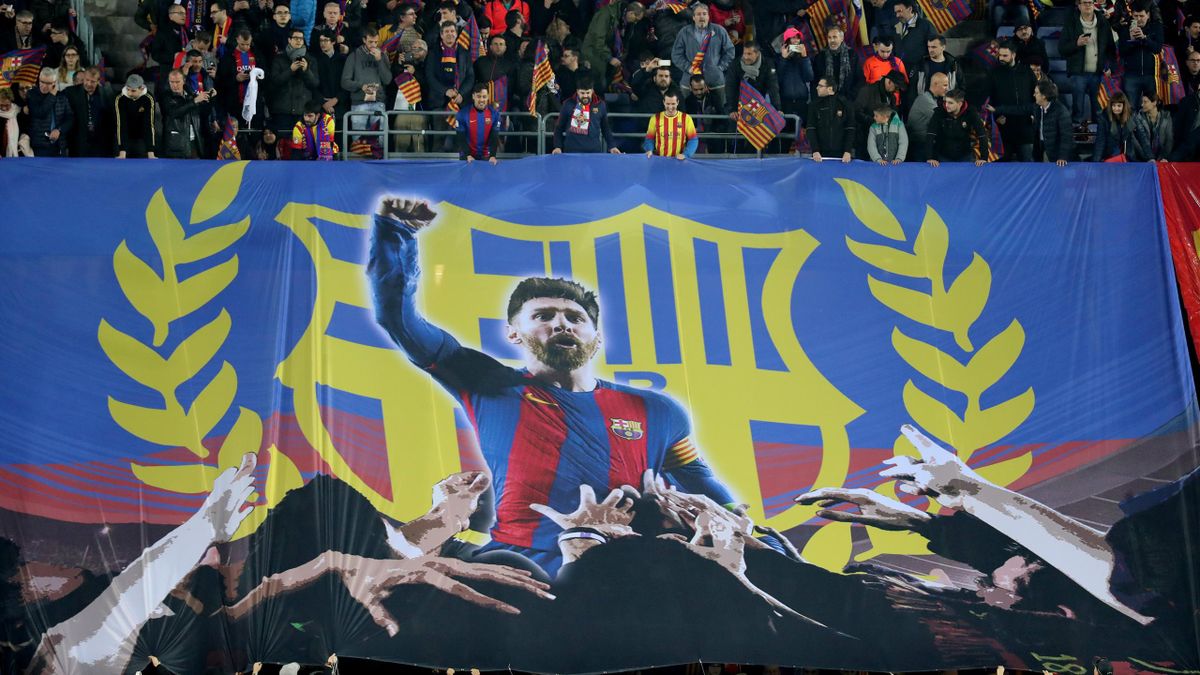 Fanii Barcelonei afișând un banner imens cu Lionel Messi