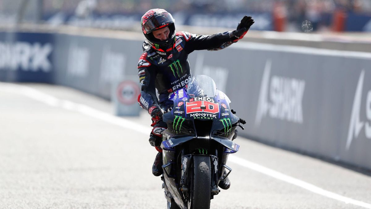 Fabio Quartararo (Yamaha) salue la foule après le Grand Prix de France, le 15 mai 2022