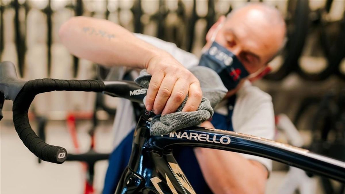 Een medeweker van Pinarello legt de laatste hand aan de nieuwe gouden fiets van Carapaz