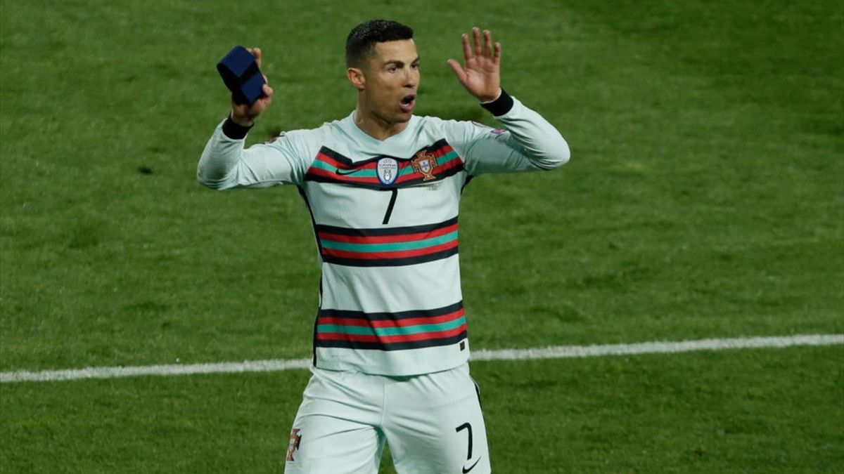 Cristiano Ronaldo getta via la fascia di capitano durante le proteste per il gol annullato in Serbia-Portogallo - Getty Images