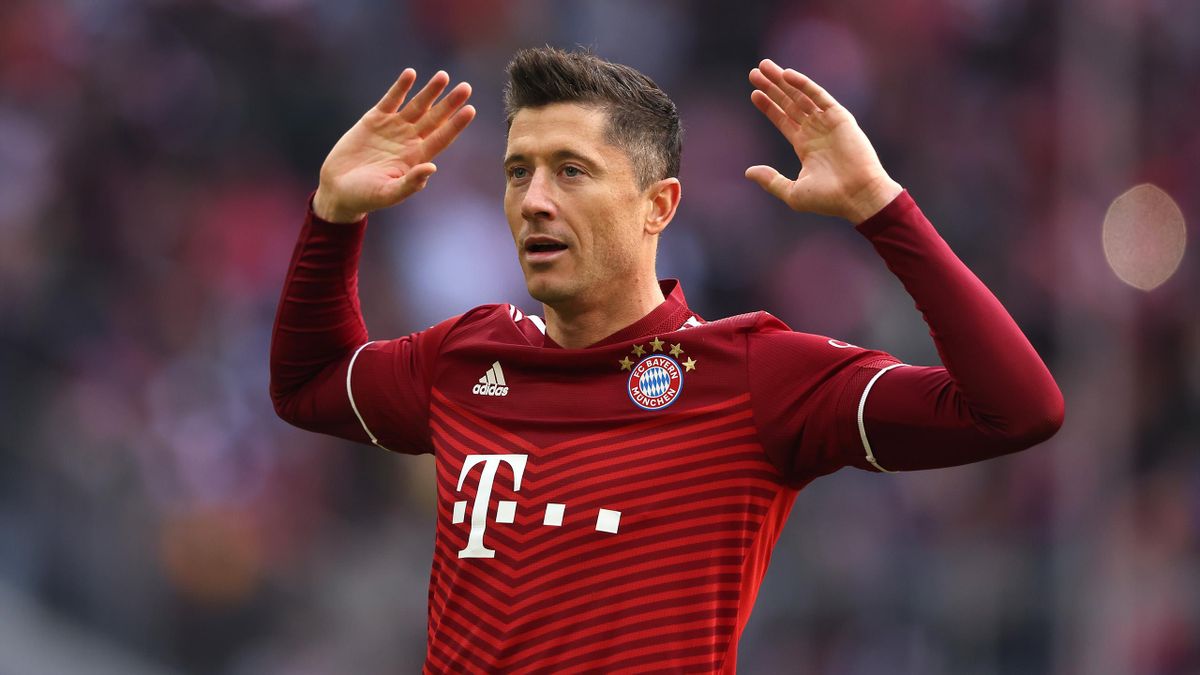 MUNICH, GERMANY - APRIL 09: Robert Lewandowski of FC Bayern Muenchen celebrates after scoring their side's first goal from a penalty during the Bundesliga match between FC Bayern Muenchen and FC Augsburg at Allianz Arena on April 09, 2022 in Munich, Germa