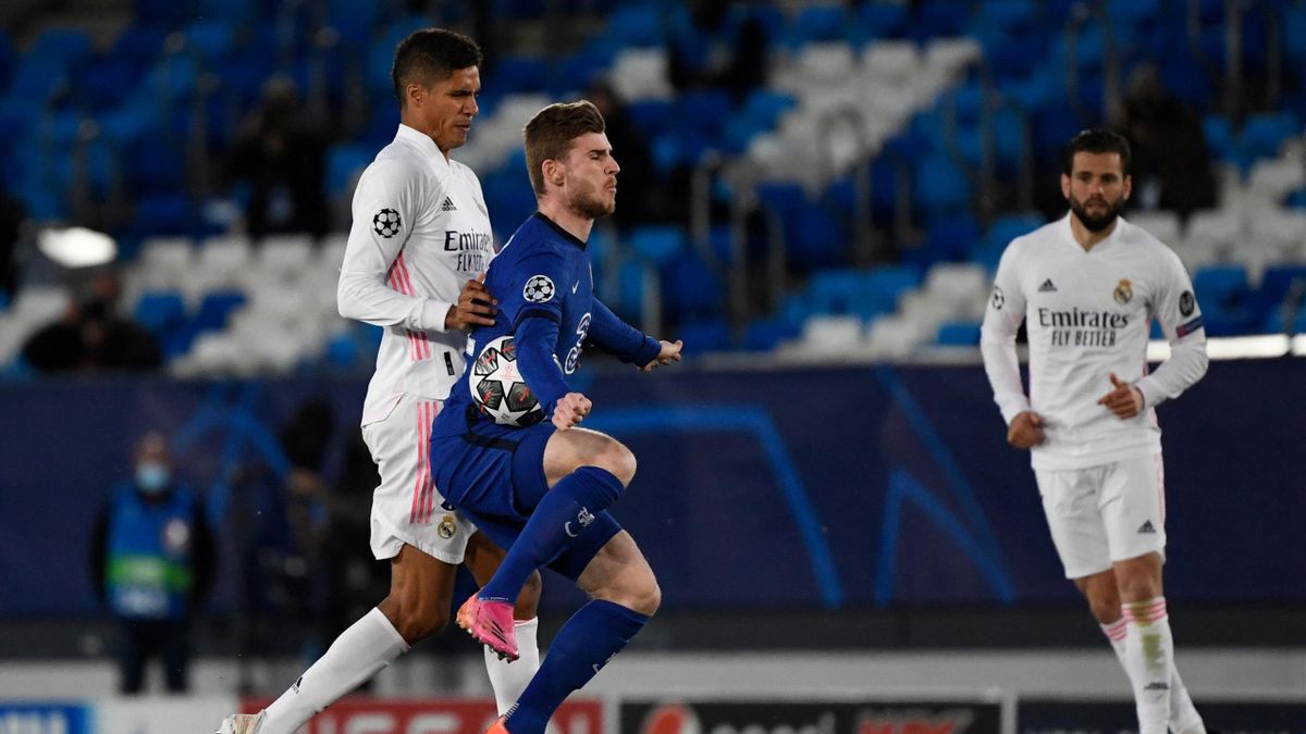 Real Madrid's French defender Raphael Varane (L) vies with Chelsea's German forward Timo Werner during the UEFA Champions League semi-final first leg football match between Real Madrid and Chelsea at the Alfredo di Stefano stadium in Valdebebas, on the ou