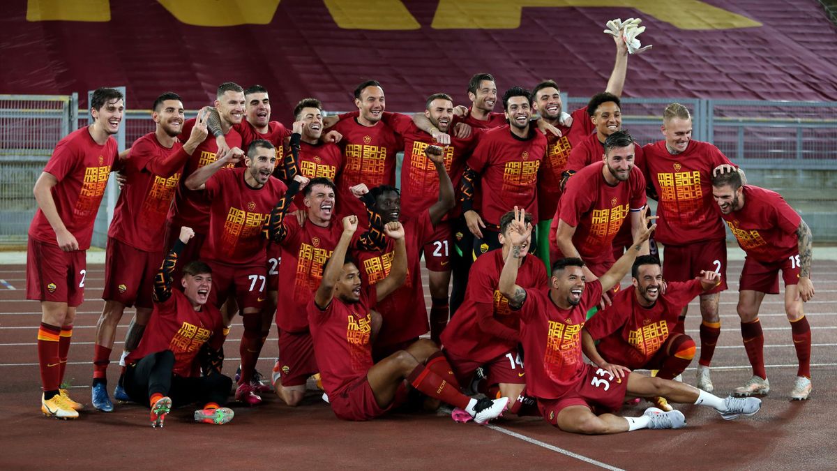 L'esultanza collettiva della Roma dopo il successo contro la Lazio, Getty Images