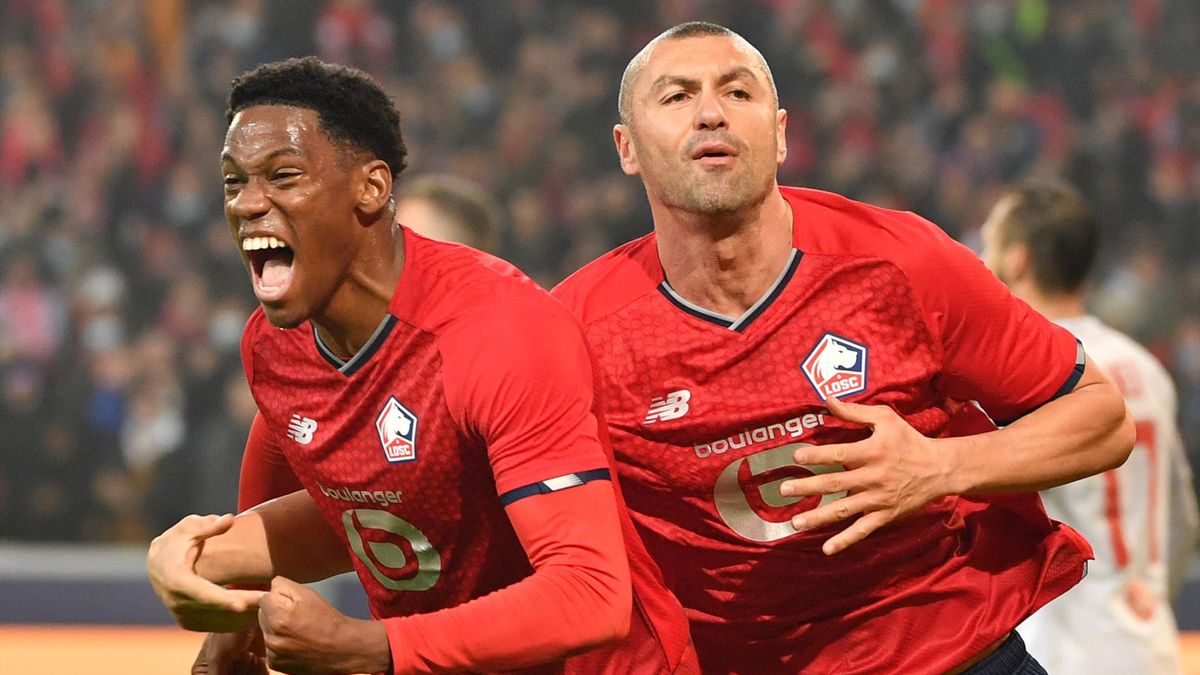 La joie de Jonathan David et Burak Yilmaz après l'ouverture du LOSC face à Salzbourg, le 23 novembre 2021 en Ligue des champions