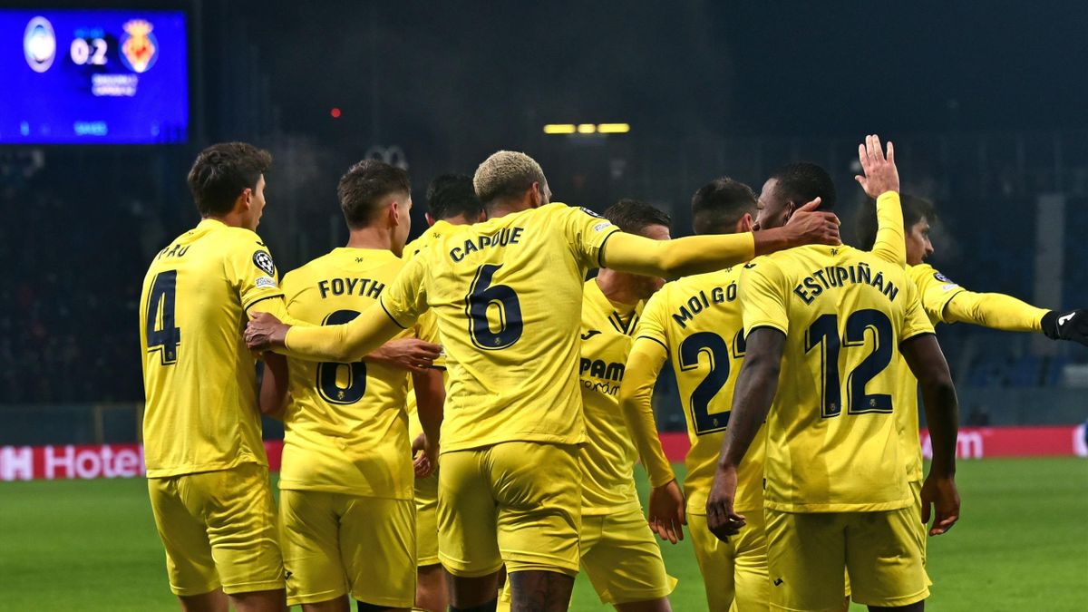 Villarreal's Etienne Capoue (C) celebrates scoring the 0-2 lead during the UEFA Champions League group F soccer match between Atalanta BC and Villarreal CF at the Gewiss...