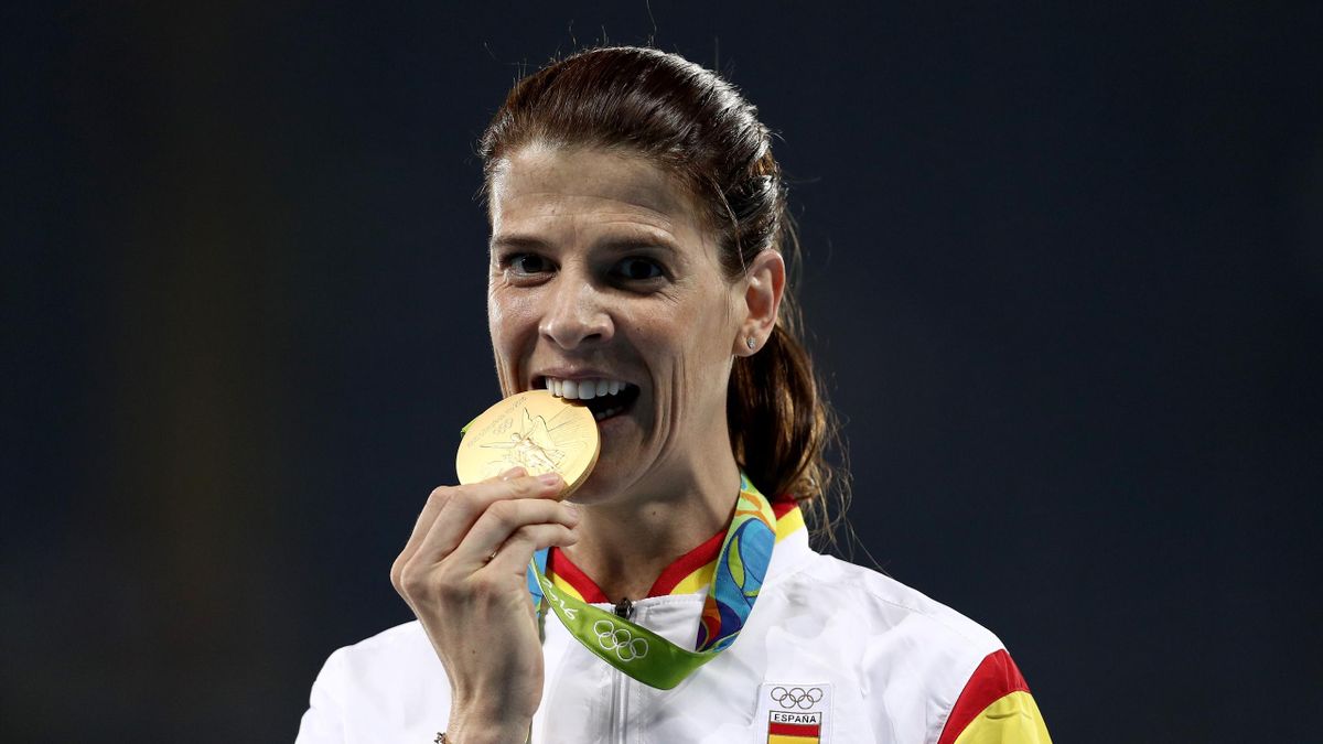 Ruth Beitia posa con su medalla de oro olímpica en Río 2016