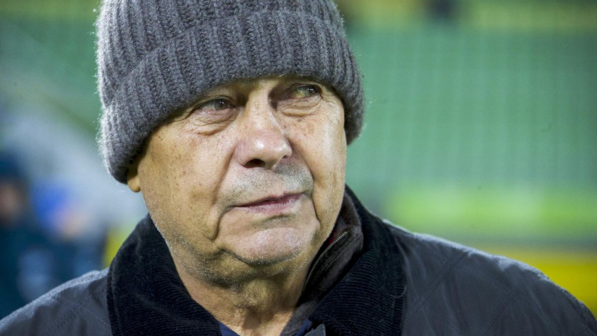 L'entraîneur roumain Mircea Lucescu en discussion avec ...