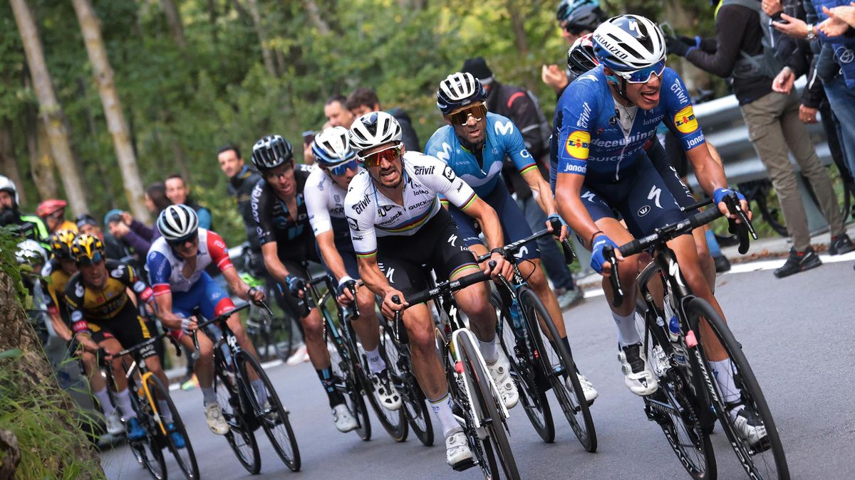 Fausto Masnada (Deceuninck-Quick Step) emmène le groupe des favoris devant son équipier et champion du monde Julian Alaphilippe, sur le Tour de Lombardie 2021