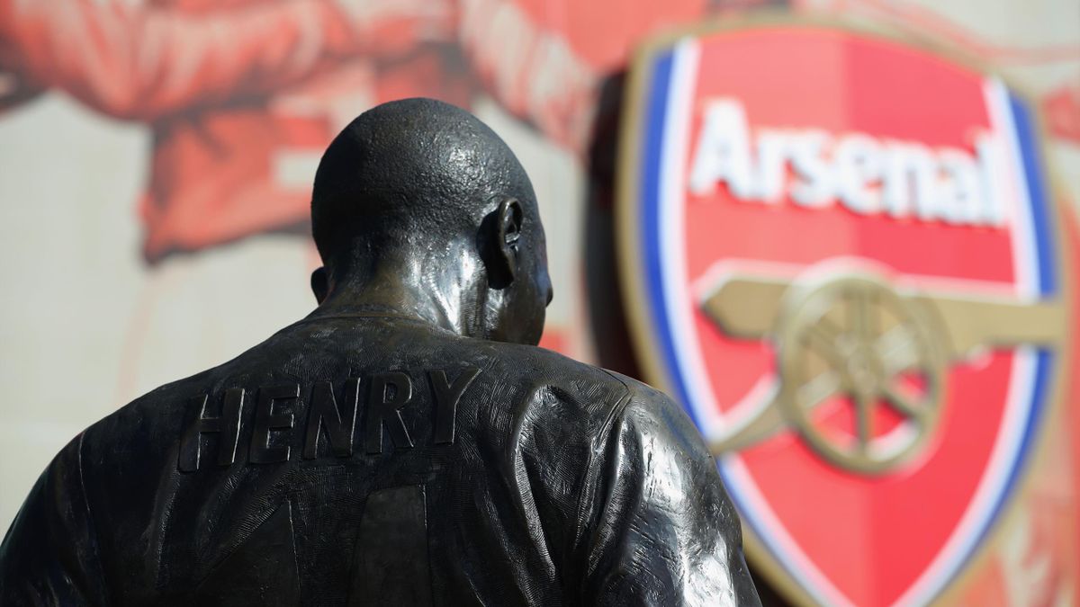 La statue de Thierry Henry, devant l'Emirates, avec le logo d'Arsenal au second plan