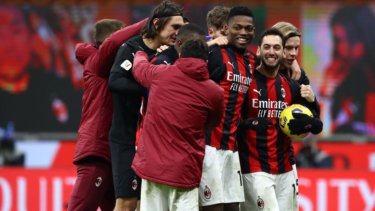 Il Milan festeggia Tatarusanu dopo il passaggio ai rigori in Coppa Italia sul Torino