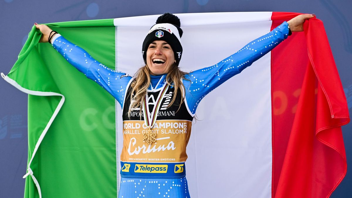 Marta Bassino festeggia col tricolore la vittoria della Medaglia d'Oro ai Mondiali di Cortina nello Slalom Parallelo, Getty Images