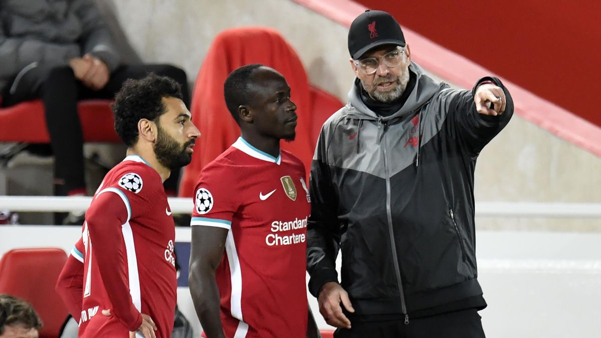 Liverpool's German manager Jurgen Klopp (R) speaks with Liverpool's Senegalese striker Sadio Mane (C) and Liverpool's Egyptian midfielder Mohamed Salah (L) as they prepare to come on as substitutes during the UEFA Champions league Group D football match b