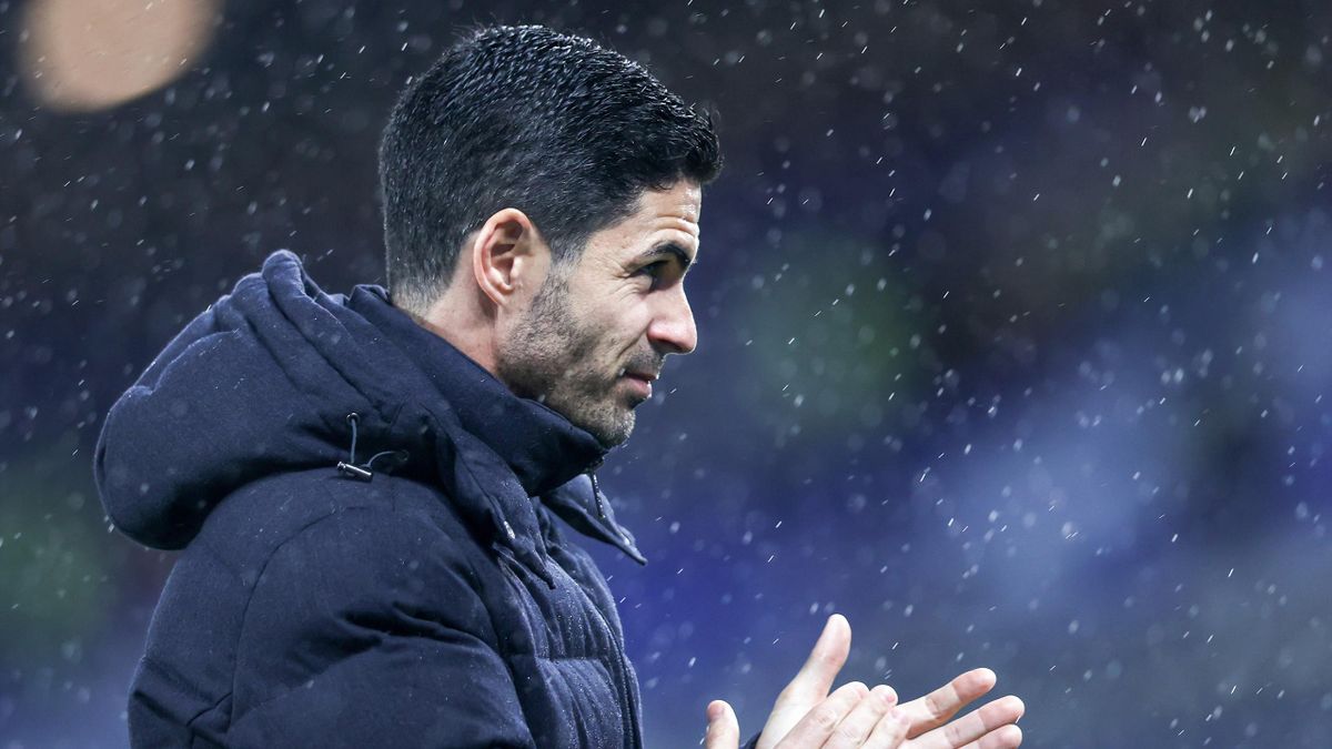 Mikel Arteta, Manager of Arsenal applauds the fans prior to the Premier League match between Everton and Arsenal at Goodison Park on December 06, 2021 in Liverpool, England.
