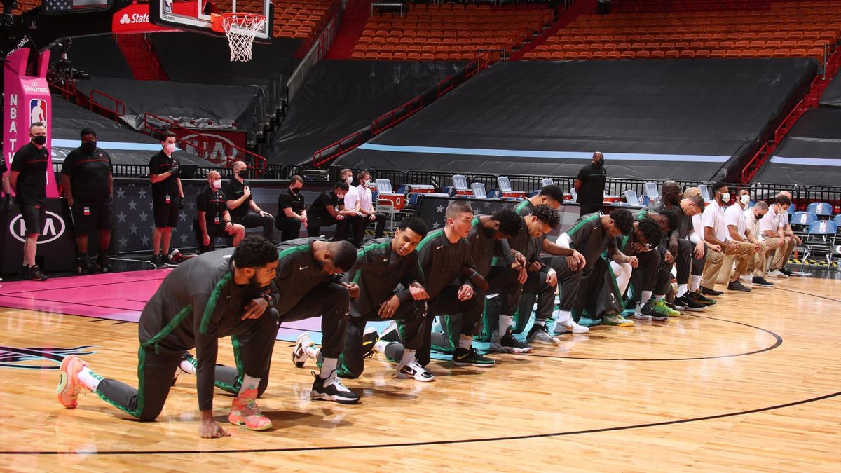 Die Spieler der Boston Celtics knieten während der US-Nationalhymne nieder