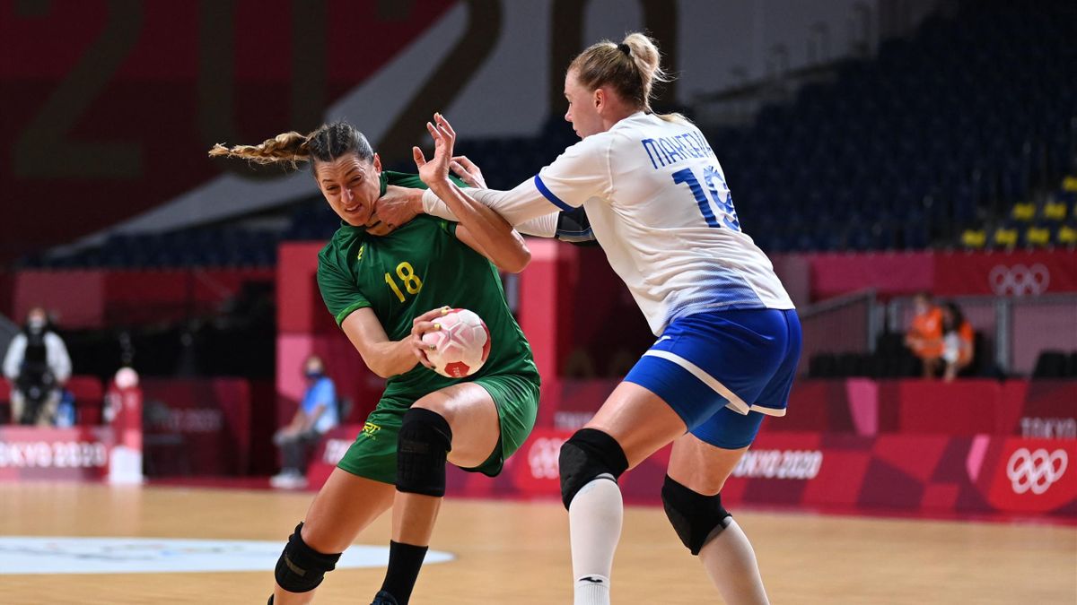 Brazil's left back Eduarda Amorim Taleska (L) is challenged by Russia's pivot Kseniia Makeeva during the women's preliminary round group B handball match between Russia and Brazil of the Tokyo 2020 Olympic Games at the Yoyogi National Stadium in Tokyo