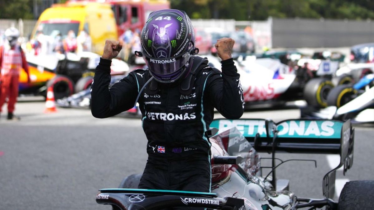 Lewis Hamilton esulta dopo avere vinto il GP di Spagna 2021