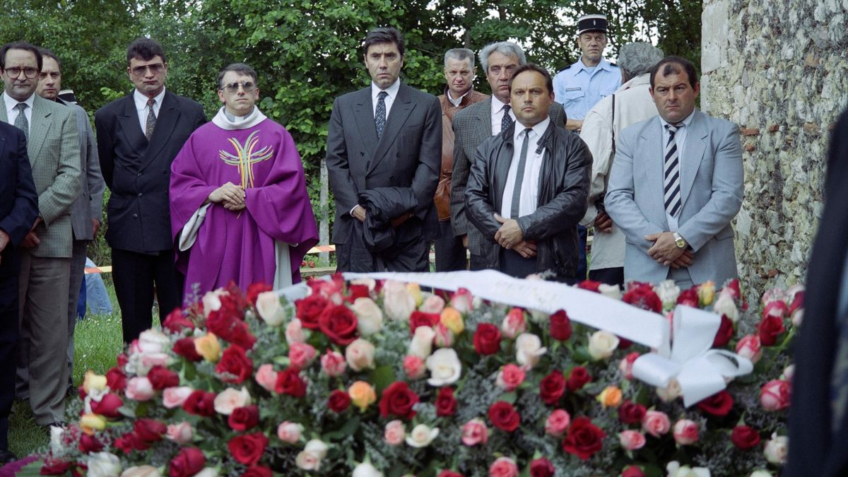 24 mai 1994 : Eddy Merckx (au centre) et Bernard Thévenet (à gauche) figurent parmi les nombreuses personnalités du cyclisme qui assistent aux obsèques de Luis Ocana.