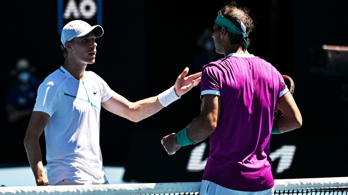 Denis Shapovalov en Rafael Nadal discussieren aan het net