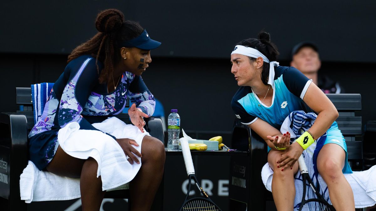 Serena Williams (l.) mit Doppelpartnerin Ons Jabeur