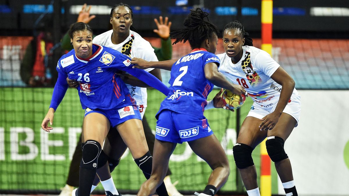 Les joueuses françaises à l'attaque face à l'Angola lors de leur premier match des Championnats du monde, le 3 décembre 2012
