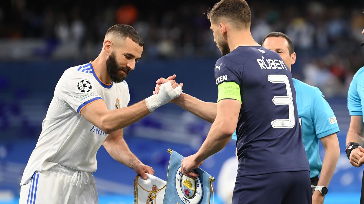 Karim Benzema y Ruben Dias se saludan en el Real Madrid-Manchester City de la vuelta de semifinales de la Champions League 2021/2022