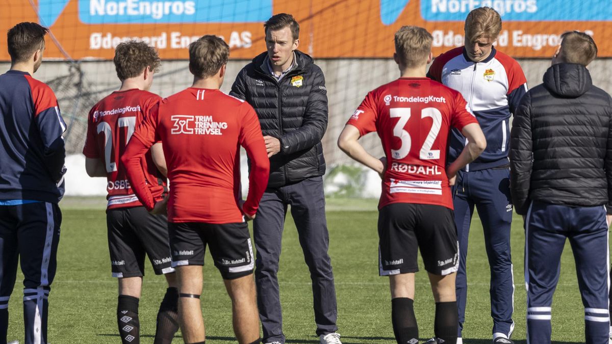Blink-trener Tom Dent i prat med Stjørdals-Blink-spillerne etter treningskampen mot Molde i vinter.